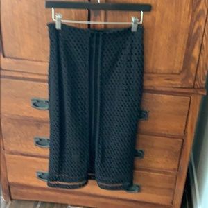 H&M Womens blk size 6 skirt. Apprx 28” from waist